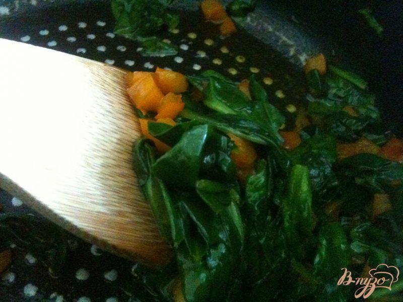 Фото приготовление рецепта: Картофельная тортилья со шпинатом и сладким перчиком шаг №2