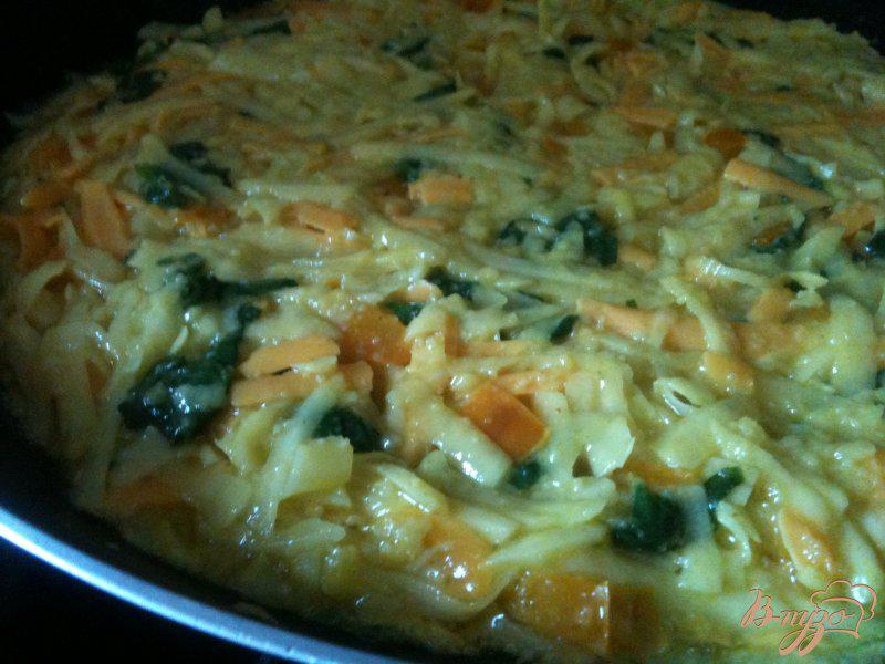 Фото приготовление рецепта: Картофельная тортилья со шпинатом и сладким перчиком шаг №5
