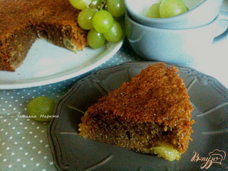 Фото приготовление рецепта: Кофейный пирог с виноградом шаг №6