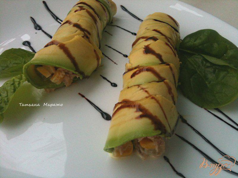 Фото приготовление рецепта: Рулетики из авокадо с салатом из тунца шаг №4