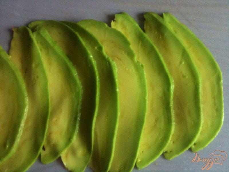 Фото приготовление рецепта: Рулетики из авокадо с салатом из тунца шаг №2
