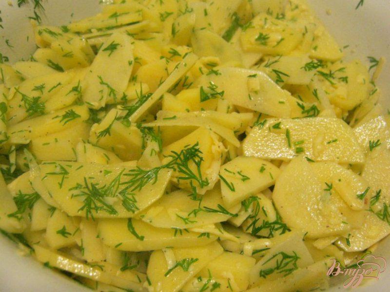 Фото приготовление рецепта: Картофель со сметаной в горшочке шаг №4