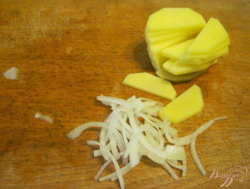 Фото приготовление рецепта: Картофель со сметаной в горшочке шаг №2