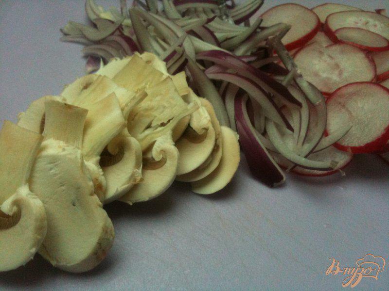 Фото приготовление рецепта: Салат из желтой чечевицы, редиса и грибов шаг №2