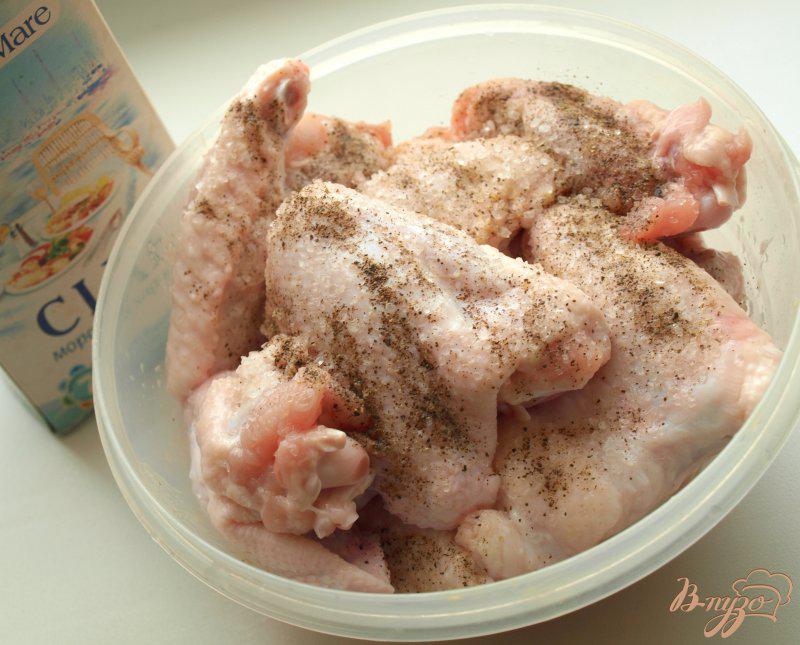 Фото приготовление рецепта: Куриные крылышки запечённые с картофелем и помидорами шаг №1