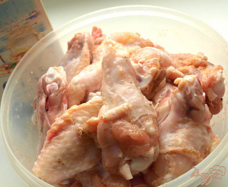 Фото приготовление рецепта: Куриные крылышки запечённые с картофелем и помидорами шаг №2