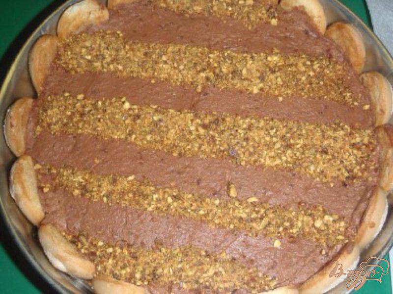 Фото приготовление рецепта: Торт с шоколадным муссом и карамелизироваными орехами шаг №7