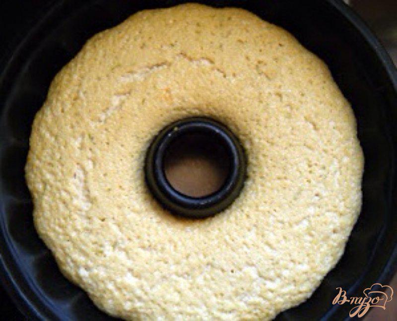 Фото приготовление рецепта: Творожный кекс с клубничным соусом шаг №4