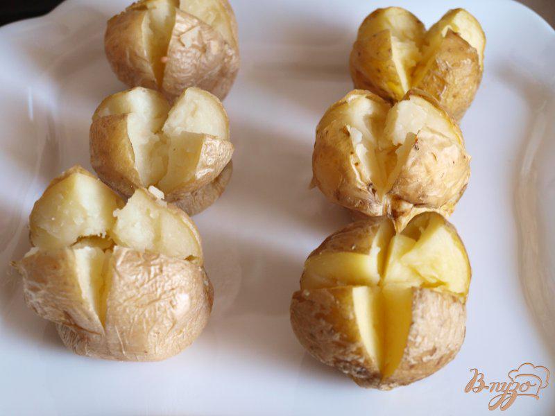 Фото приготовление рецепта: Картофель,запечённый на соли шаг №2