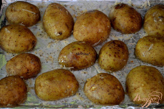 Фото приготовление рецепта: Картофель с пармезаном и  специями шаг №3