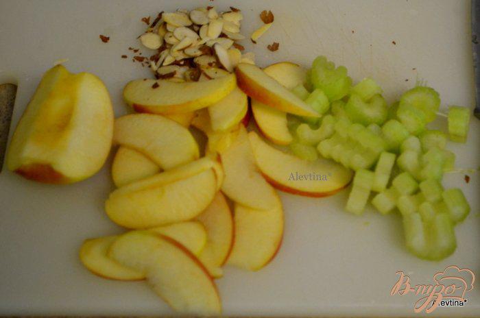 Фото приготовление рецепта: Салат с шпинатом и яблоками шаг №2