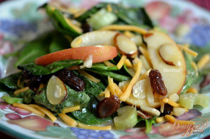 Фото приготовление рецепта: Салат с шпинатом и яблоками шаг №4
