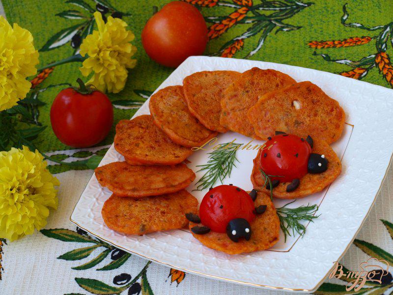 Фото приготовление рецепта: Помидорные оладушки с фетой и маслинами шаг №7