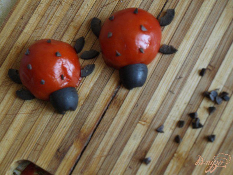 Фото приготовление рецепта: Помидорные оладушки с фетой и маслинами шаг №6