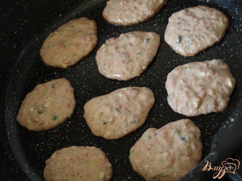 Фото приготовление рецепта: Помидорные оладушки с фетой и маслинами шаг №4