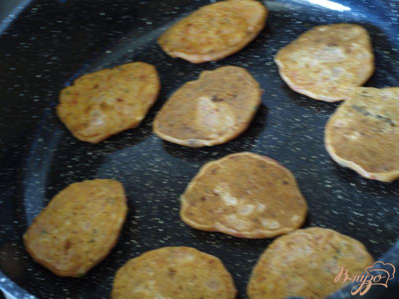 Фото приготовление рецепта: Помидорные оладушки с фетой и маслинами шаг №5
