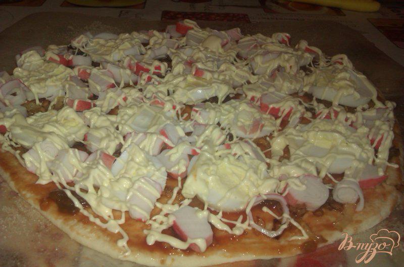 Фото приготовление рецепта: Пицца с крабовыми палочками и яйцом шаг №5