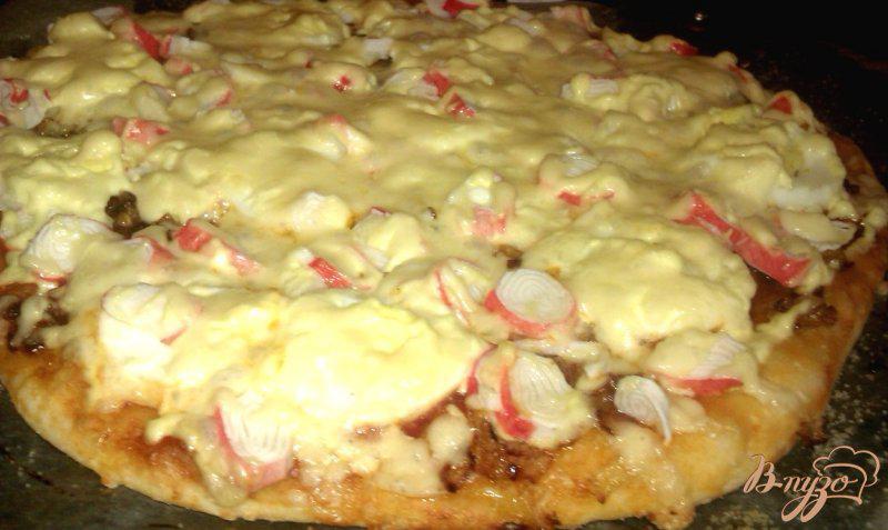 Фото приготовление рецепта: Пицца с крабовыми палочками и яйцом шаг №6