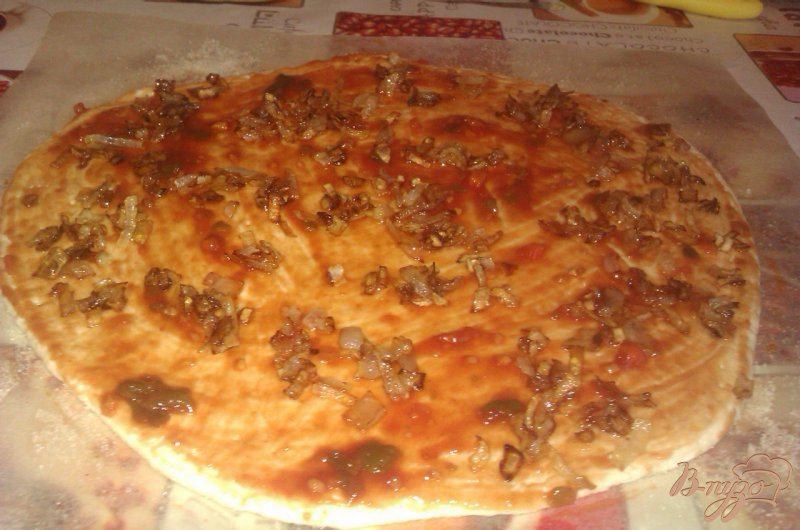 Фото приготовление рецепта: Пицца с крабовыми палочками и яйцом шаг №2