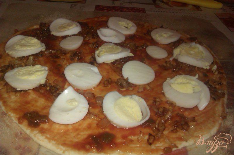 Фото приготовление рецепта: Пицца с крабовыми палочками и яйцом шаг №3