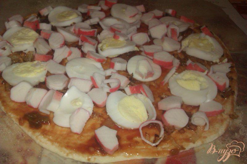 Фото приготовление рецепта: Пицца с крабовыми палочками и яйцом шаг №4