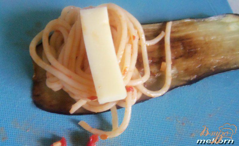 Фото приготовление рецепта: Рулеты из баклажан со спагетти и сыром шаг №5