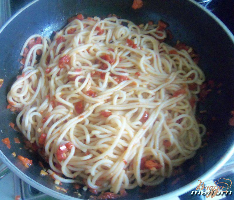 Фото приготовление рецепта: Рулеты из баклажан со спагетти и сыром шаг №4