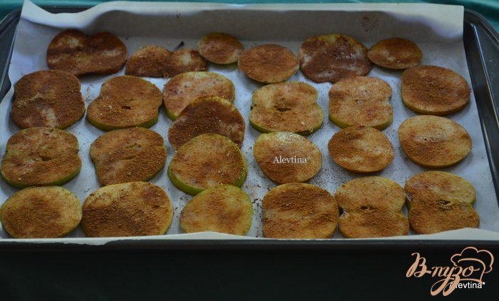 Фото приготовление рецепта: Яблочные чипсы с корицей шаг №3