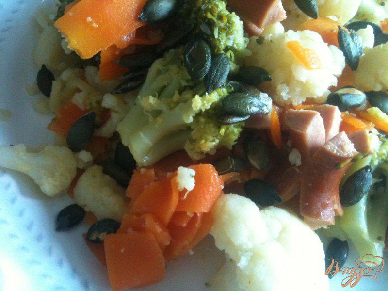 Фото приготовление рецепта: Теплый овощной салат с копчеными сосисками шаг №5