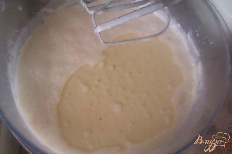 Фото приготовление рецепта: Тонкие блины на молоке шаг №4