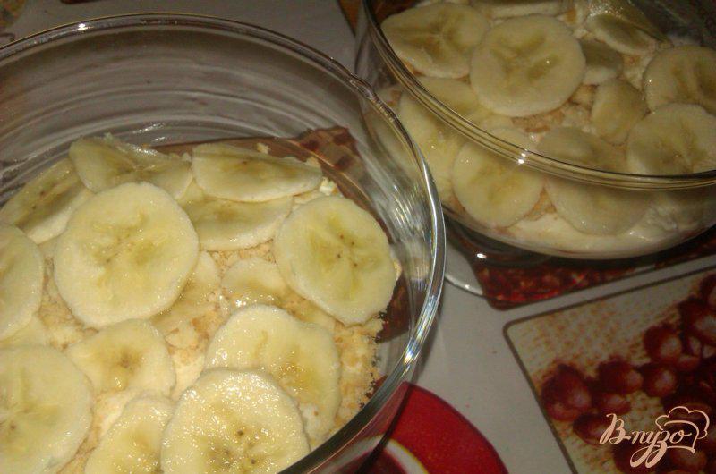 Фото приготовление рецепта: Банановый десерт с мороженым и печеньем шаг №4