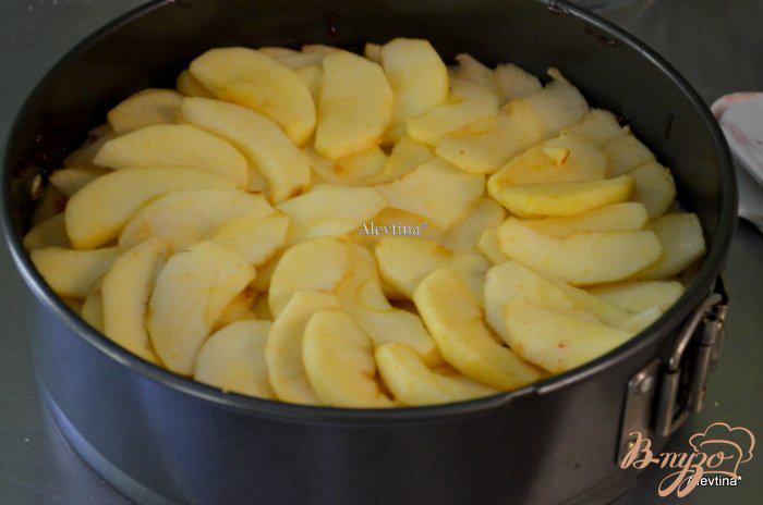 Фото приготовление рецепта: Яблочный миндальный швейцарский кекс шаг №6