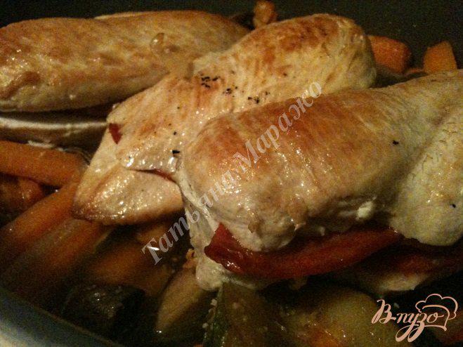 Фото приготовление рецепта: Куриные грудки с овощами шаг №6