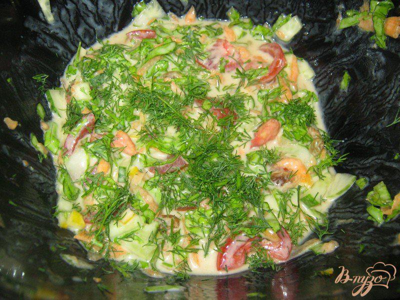 Фото приготовление рецепта: Салат с изюмом и йогуртом шаг №4