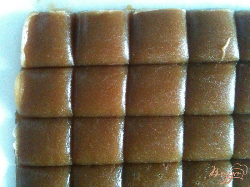 Фото приготовление рецепта: Конфеты из мягкой карамели в шоколаде шаг №7