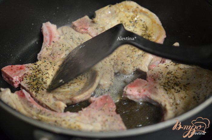 Фото приготовление рецепта: Запеченные свиные котлеты с картофельным гарниром шаг №1