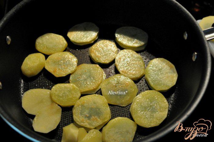 Фото приготовление рецепта: Жареный картофель с  петрушкой шаг №4