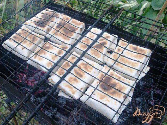 Фото приготовление рецепта: Конвертики из тортильи и сулугуни на мангале шаг №4