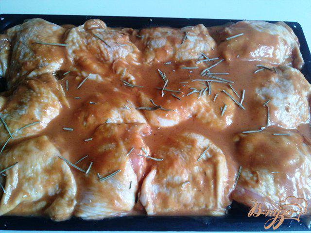 Фото приготовление рецепта: Куриные бедра в маринаде шаг №7