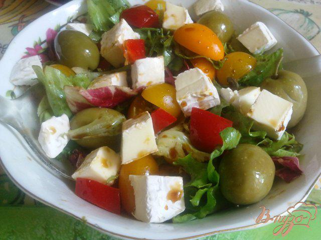 Фото приготовление рецепта: Овощной салат с камамбером шаг №6