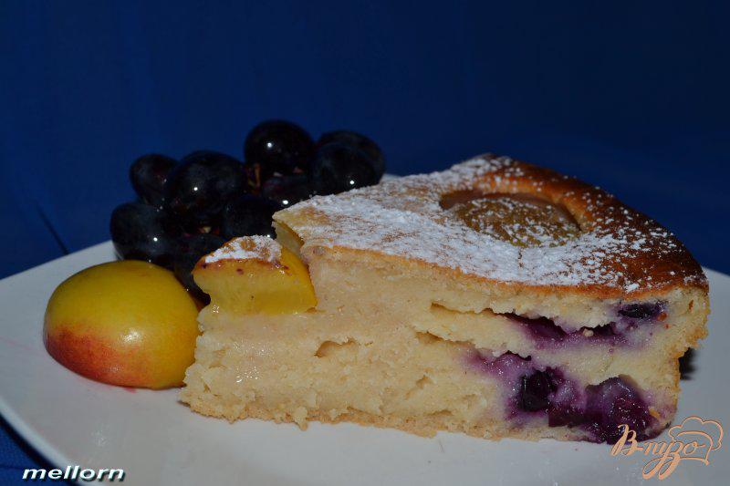 Фото приготовление рецепта: Йогуртовый пирог с нектаринами и виноградом шаг №7