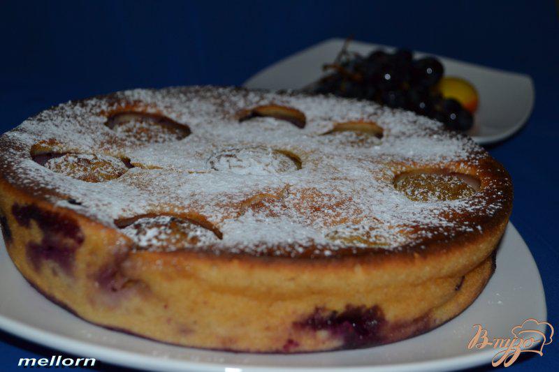 Фото приготовление рецепта: Йогуртовый пирог с нектаринами и виноградом шаг №6