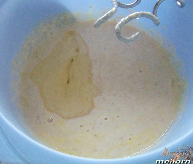 Фото приготовление рецепта: Йогуртовый пирог с нектаринами и виноградом шаг №3