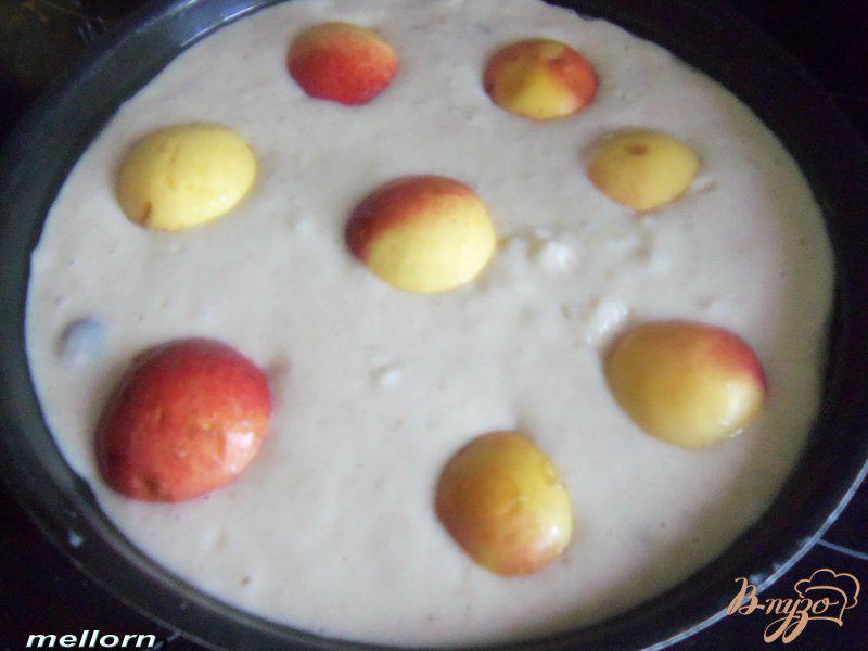Фото приготовление рецепта: Йогуртовый пирог с нектаринами и виноградом шаг №5