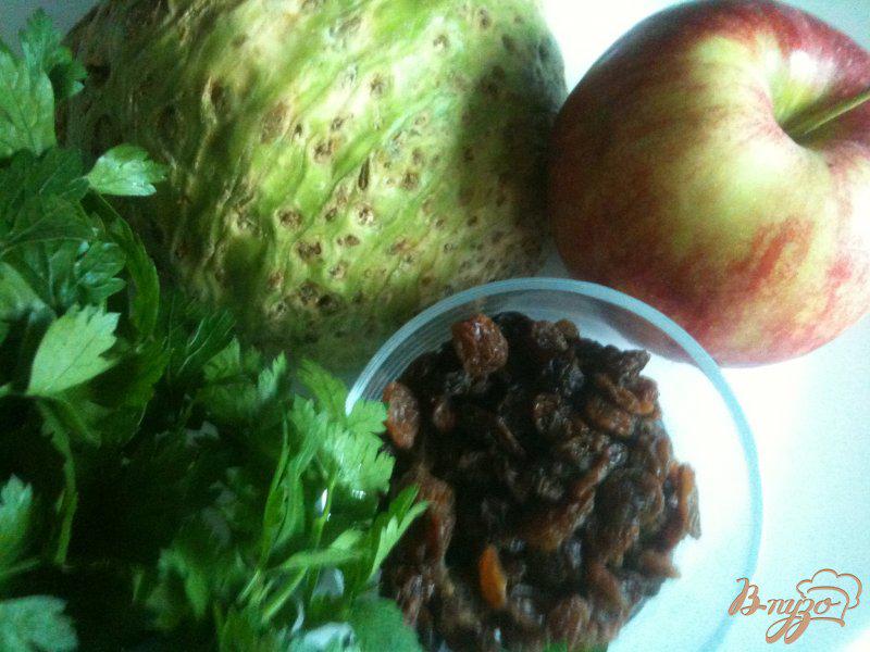 Фото приготовление рецепта: Салат с сельдереем и яблоком шаг №1