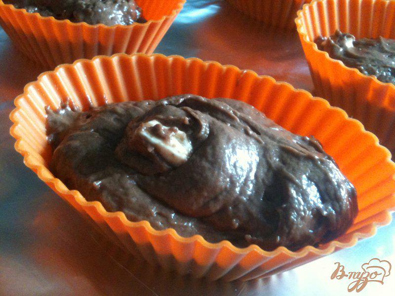 Фото приготовление рецепта: Шоколадные кексики с нугой шаг №5