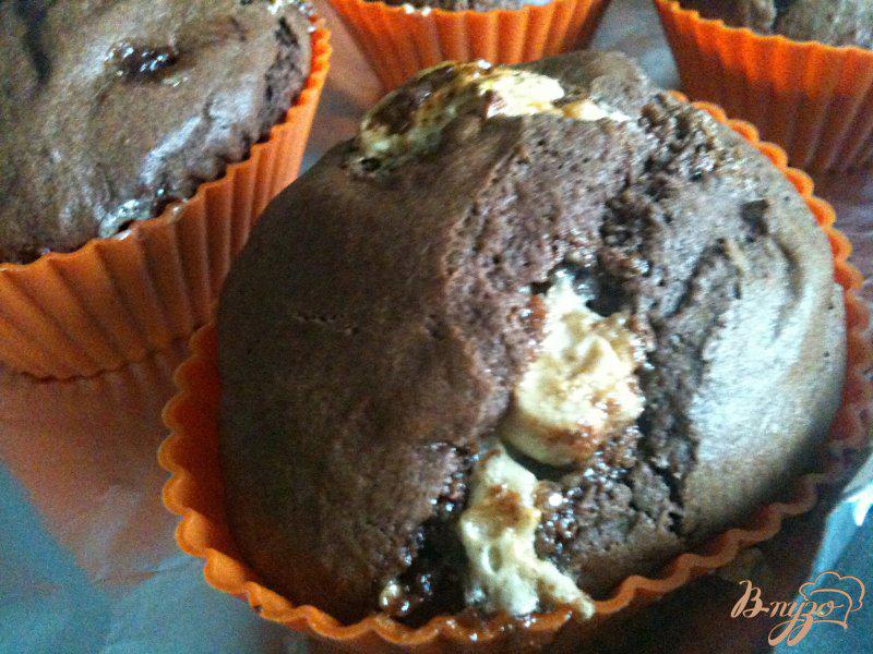 Фото приготовление рецепта: Шоколадные кексики с нугой шаг №6