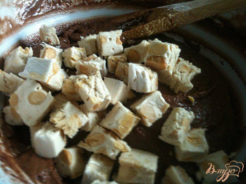 Фото приготовление рецепта: Шоколадные кексики с нугой шаг №4