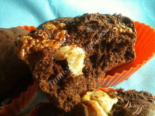 Фото приготовление рецепта: Шоколадные кексики с нугой шаг №8