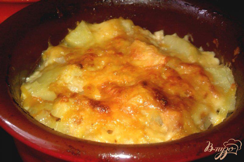 Фото приготовление рецепта: Картофель с тушенкой в горшочках шаг №7